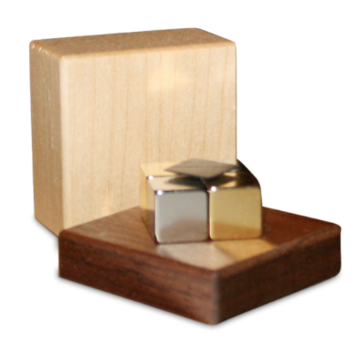 "Schwebendes Graphit" Gold in Holzbox